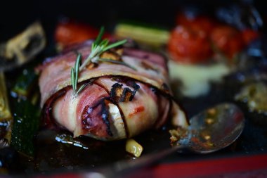 Domates ve biberiyeli ızgara kuzu eti.