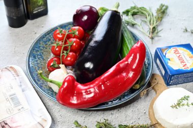 Beyaz arka planda yemek pişirmek için malzemeler.