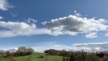 Mavi gökyüzü ve bulutlu güzel bir manzara.