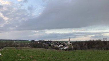 İlkbaharda Çek kırsalında kara fırtına bulutları oluşuyor. Değişen hava yağmurlu ve karlı soğuk bir hava getiriyor. Çiftlik arazisi üzerindeki dramatik gökyüzünün atmosferik görüntüsü.