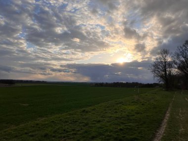 İlkbaharda Çek kırsalında kara fırtına bulutları oluşuyor. Değişen hava yağmurlu ve karlı soğuk bir hava getiriyor. Çiftlik arazisi üzerindeki dramatik gökyüzünün atmosferik görüntüsü.