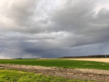 İlkbaharda Çek kırsalında kara fırtına bulutları oluşuyor. Değişen hava yağmurlu ve karlı soğuk bir hava getiriyor. Çiftlik arazisi üzerindeki dramatik gökyüzünün atmosferik görüntüsü.