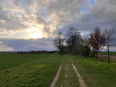 İlkbaharda Çek kırsalında kara fırtına bulutları oluşuyor. Değişen hava yağmurlu ve karlı soğuk bir hava getiriyor. Çiftlik arazisi üzerindeki dramatik gökyüzünün atmosferik görüntüsü.