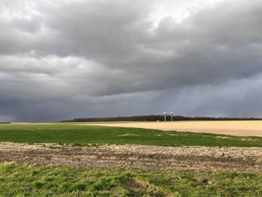 İlkbaharda Çek kırsalında kara fırtına bulutları oluşuyor. Değişen hava yağmurlu ve karlı soğuk bir hava getiriyor. Çiftlik arazisi üzerindeki dramatik gökyüzünün atmosferik görüntüsü.