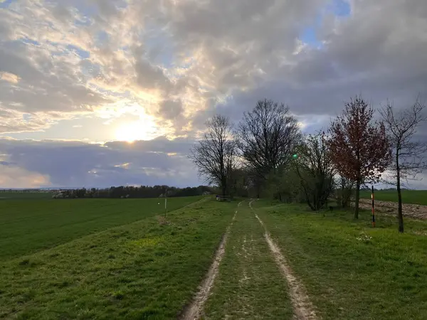 İlkbaharda Çek kırsalında kara fırtına bulutları oluşuyor. Değişen hava yağmurlu ve karlı soğuk bir hava getiriyor. Çiftlik arazisi üzerindeki dramatik gökyüzünün atmosferik görüntüsü.