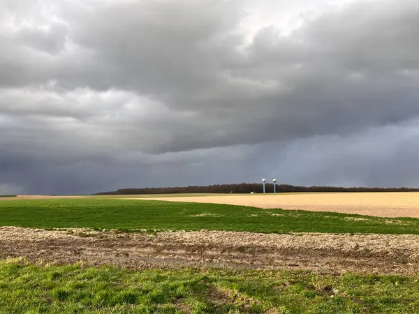 İlkbaharda Çek kırsalında kara fırtına bulutları oluşuyor. Değişen hava yağmurlu ve karlı soğuk bir hava getiriyor. Çiftlik arazisi üzerindeki dramatik gökyüzünün atmosferik görüntüsü.