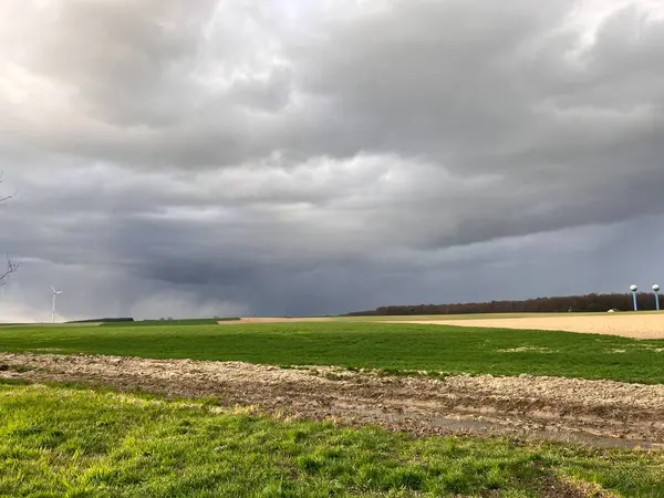 İlkbaharda Çek kırsalında kara fırtına bulutları oluşuyor. Değişen hava yağmurlu ve karlı soğuk bir hava getiriyor. Çiftlik arazisi üzerindeki dramatik gökyüzünün atmosferik görüntüsü.