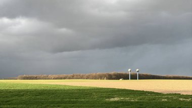 Fırtına bulutları tarlanın üzerinde