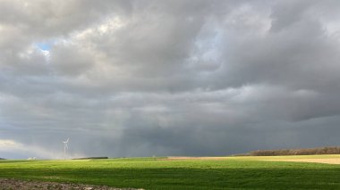 Bulutlu gökyüzü ile güzel bir manzara