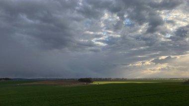Geniş bir arazisi olan güzel bir manzara.
