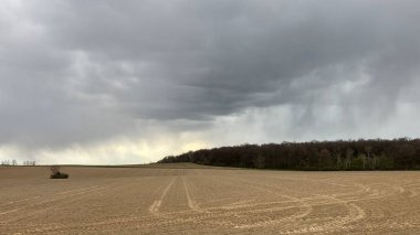 Tarlanın üzerinde fırtına var.