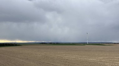 Fırtına bulutları tarlanın üzerinde