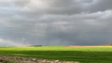 Yeşil çimlerin üzerinde fırtına bulutları.