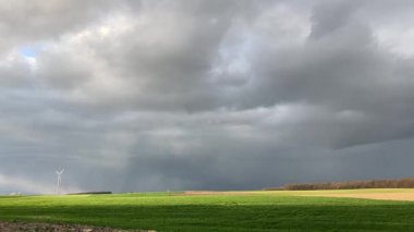 Kırsalda bir fırtına.