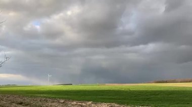 Fırtına bulutları tarlanın üzerinde