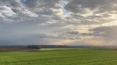 Kırsalda güzel bir gün batımı.