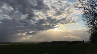 gün batımı ve bulutlu gökyüzü