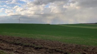 Bulutlu bir gökyüzü ile güzel bir manzara.