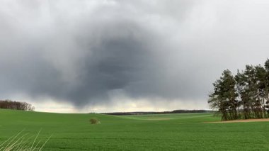 Tarlada fırtına bulutları, Çek kırsalında kara bulutlar ile dramatik bahar gökyüzü