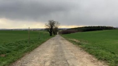 Kırsal kesimde yol, Çek kırsalında kara bulutlu dramatik bahar gökyüzü