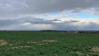 Tarlası ve bulutlu gökyüzü olan güzel bir manzara Çek kırsalında kara bulutlu dramatik bahar gökyüzü.