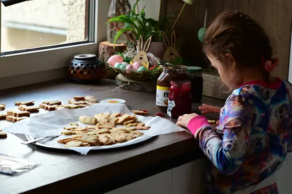 Genç bir kız Çek Cumhuriyeti 'nde geleneksel Paskalya kurabiyeleri hazırlıyor..