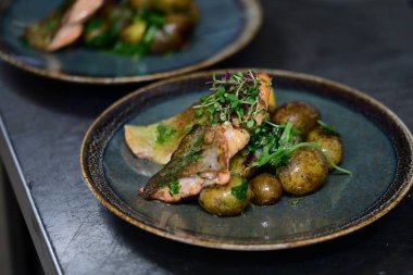 Tabakta otlarla pişirilmiş balık. yüksek kaliteli fotoğraf