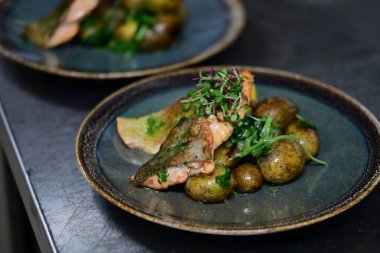 Kuşkonmaz ve soslu somon balığı.