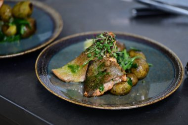 Sebze ve sebzeli ızgara balık.