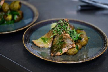 Sebzeli ve soslu ızgara somon.