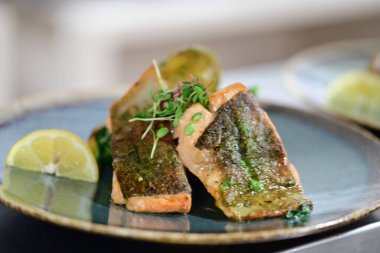 kuşkonmaz ile ızgara balık