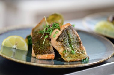 Limonlu ve otlu fırında somon