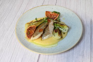 Makro çekim, turunçgillerin zengin renkleri ve doğal desenlerini vurgular ve onu gıda, sağlık veya organik yaşam tarzı kavramları için ideal kılar..