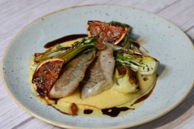 Makro çekim, turunçgillerin zengin renkleri ve doğal desenlerini vurgular ve onu gıda, sağlık veya organik yaşam tarzı kavramları için ideal kılar..