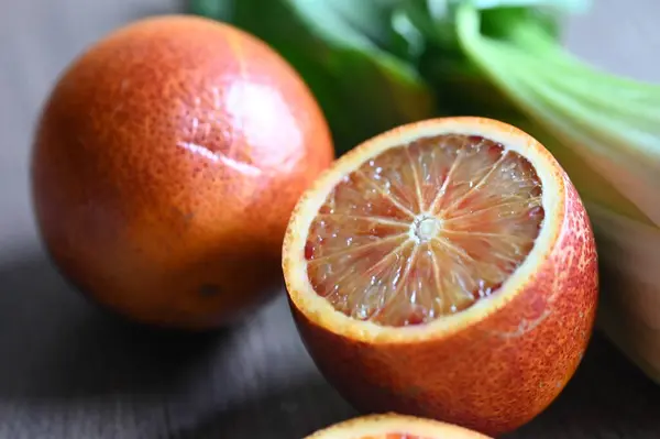 Ahşap arka planda portakal ve limon