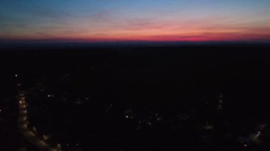 Güzel gece gökyüzü. Şehrin üzerinde bulutlar.