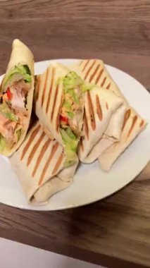 Lezzetli tavuklu dürüm.