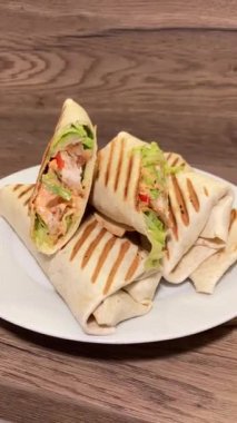 Soslu tavuk sarması ve salata.