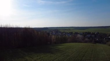 İlkbaharda kırsal köy köyünün manzarası