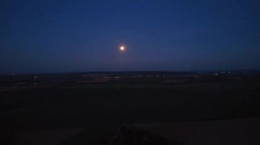 Bulutlu, aylı ve yıldızlı gece göğü