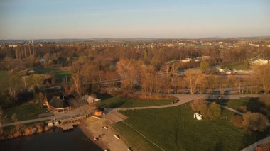 Çek Cumhuriyeti, Moravya 'nın kuzeyinde yer alan bir alçı taşı gölü olan Stbrn Jezero' nun (Gümüş Göl) hava aracı görüntüleri. Güneşli bir bahar sabahı yakalandı, 