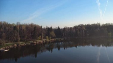 Çek Cumhuriyeti, Moravya 'nın kuzeyinde yer alan bir alçı taşı gölü olan Stbrn Jezero' nun (Gümüş Göl) hava aracı görüntüleri. Güneşli bir bahar sabahında çekilen görüntülerde parıldayan mavi sular görülüyor. 