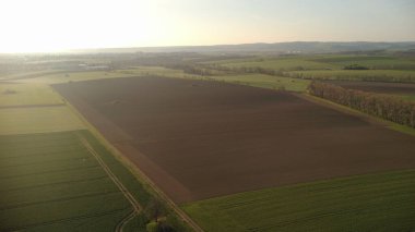 Çek Cumhuriyeti 'nin Kuzey Moravya kentindeki Milostovice, Opava kasabası yakınlarındaki piyade sığınağı OP-S 25' in insansız hava aracı görüntüleri. Güneşli bir bahar sabahı yakalanan video, tarihi savaşı gözler önüne seriyor.