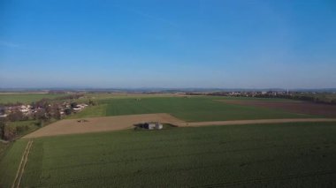 Çek Cumhuriyeti 'nin Kuzey Moravya kentindeki Milostovice, Opava kasabası yakınlarındaki piyade sığınağı OP-S 25' in insansız hava aracı görüntüleri. Güneşli bir bahar sabahı yakalandı