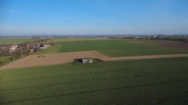 Çek Cumhuriyeti 'nin Kuzey Moravya kentindeki Milostovice, Opava kasabası yakınlarındaki piyade sığınağı OP-S 25' in insansız hava aracı görüntüleri. Güneşli bir bahar sabahı yakalandı