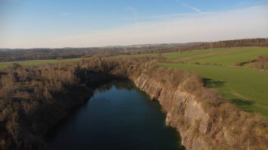 Ormandaki nehrin havadan görünüşü