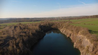 Güzel nehrin havadan görünüşü, baharda nehir..