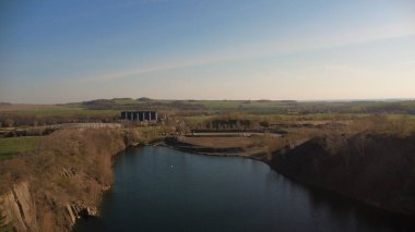 Şehirdeki nehrin havadan görünüşü