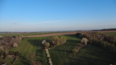 Güzel bir kırsal bölgenin havadan çekilmiş fotoğrafı.