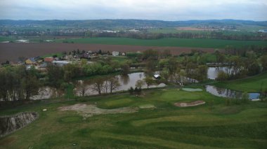 Kravare Kalesi, Çek golf parkı manzarası 